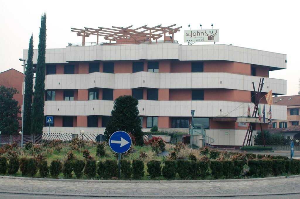 Hotel St John Десио Екстериор снимка