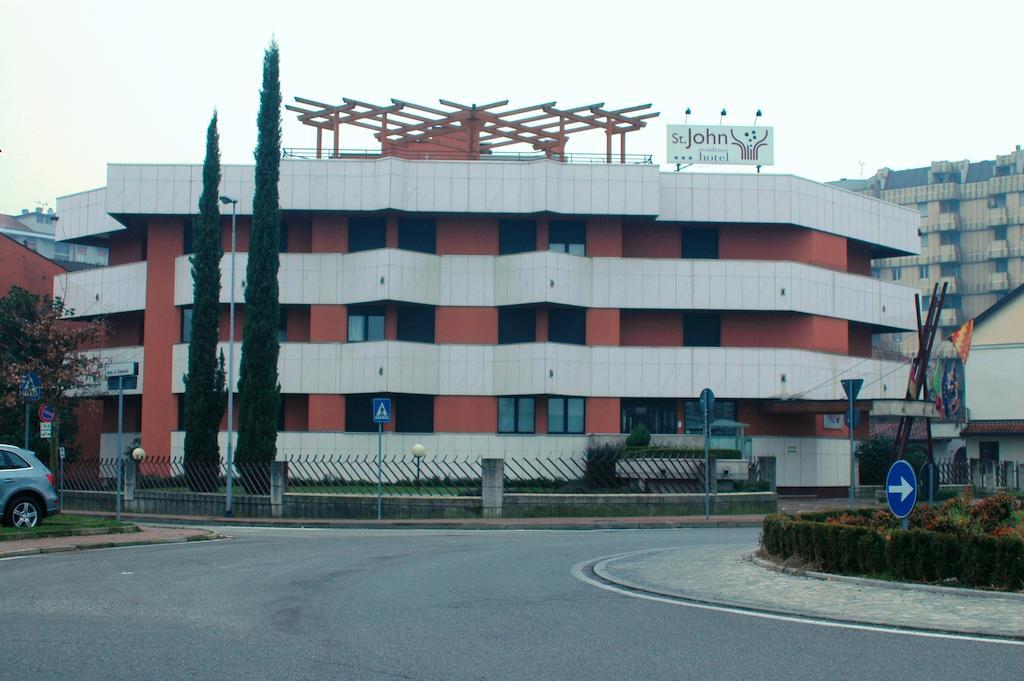 Hotel St John Десио Екстериор снимка