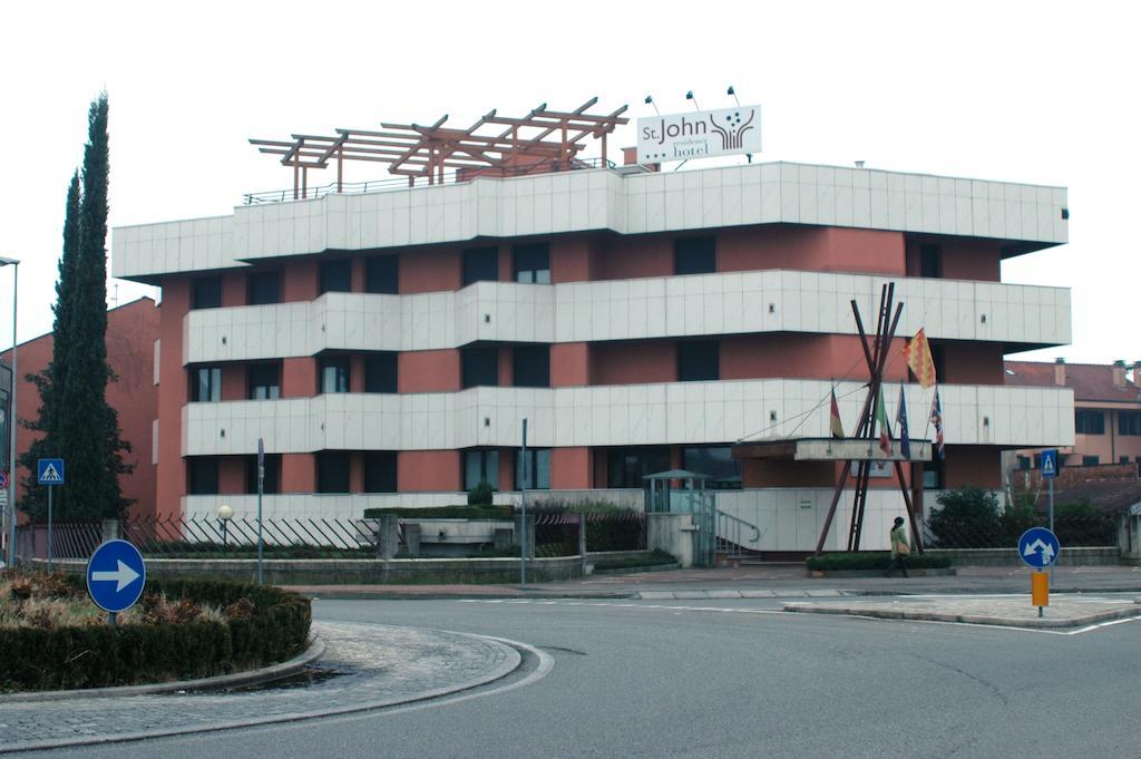 Hotel St John Десио Екстериор снимка