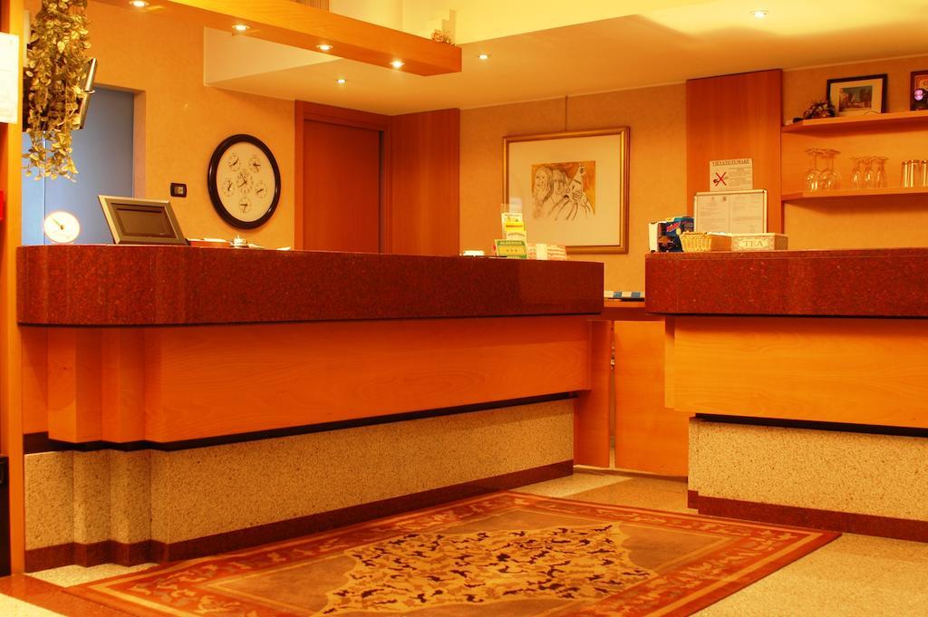 Hotel St John Десио Екстериор снимка